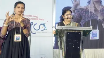സാമൂഹ്യ നീതിവകുപ്പിന്റെ ‘സമഗ്ര’ പരിപാടിയിൽ മന്ത്രി ആർ ബിന്ദുവിന്റെ പ്രസംഗം സൈൻ ലാംഗ്വേജിലൂടെ പരിഭാഷ നടത്തുന്ന രഞ്ജിത (ഫയൽ ചിത്രം)
