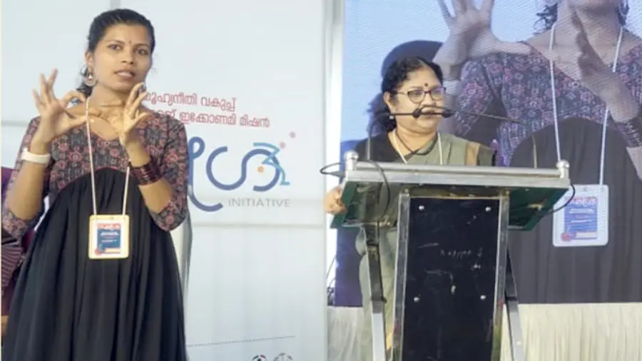 സാമൂഹ്യ നീതിവകുപ്പിന്റെ ‘സമഗ്ര’ പരിപാടിയിൽ മന്ത്രി ആർ ബിന്ദുവിന്റെ പ്രസംഗം സൈൻ ലാംഗ്വേജിലൂടെ പരിഭാഷ നടത്തുന്ന രഞ്ജിത (ഫയൽ ചിത്രം)