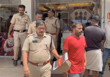റിനീഷുമായി പൊലീസ് തെളിവെടുപ്പ് നടത്തുന്നു