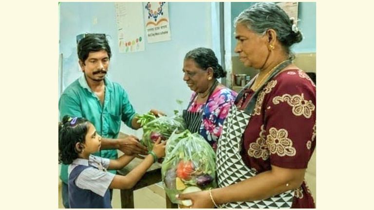 വെയിലൂർ ഗവ. ഹൈസ്കൂളിലെ മിഠായിക്ക്‌ പകരം പച്ചക്കറിക്കിറ്റ്‌ ക്യാമ്പയിനിൽ   പച്ചക്കറി കിറ്റ്‌ കൈമാറുന്നു