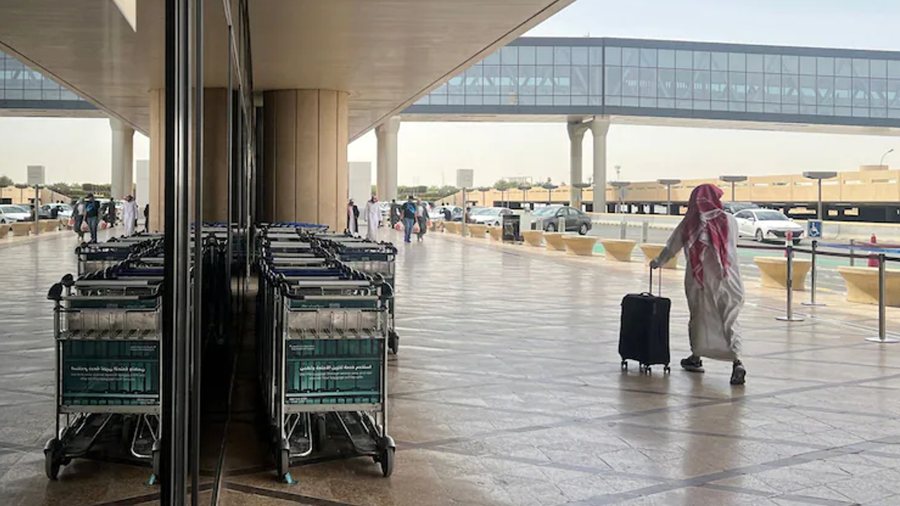 riyadh flights cancelled 