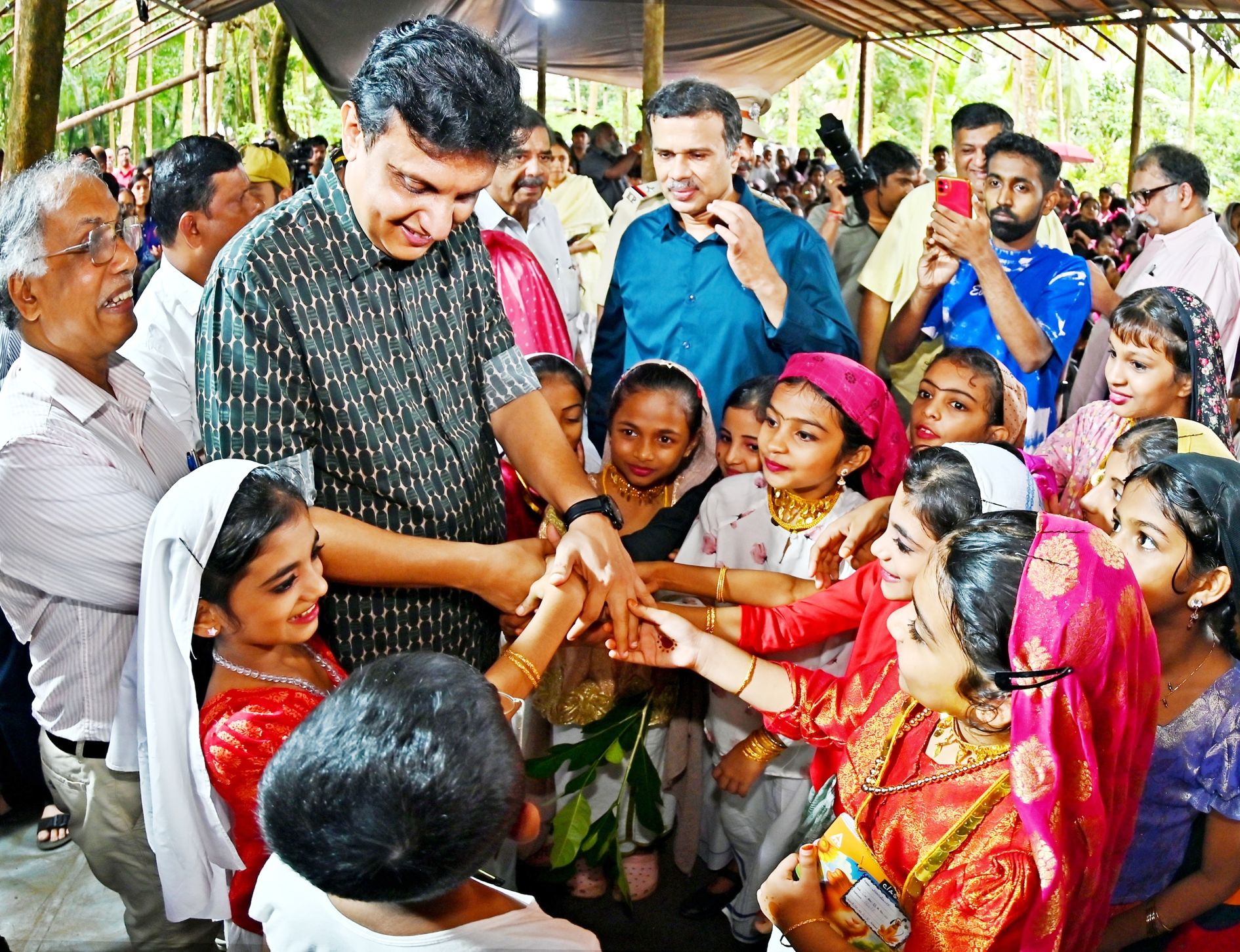 വൈലാലിലെ പാത്തുക്കുട്ടിമാര്‍ക്കൊപ്പം .. വൈക്കം മുഹമ്മദ് ബഷീറിന്റെ 31ാം ചരമ ദിനത്തോടനുബന്ധിച്ച്  ബേപ്പൂര്‍  വൈലാലിലെ വീട്ടില്‍ നടന്ന അനുസ്മരണം ഉദ്ഘാടനം ചെയ്യാനെത്തിയ മന്ത്രി പി എ മുഹമ്മദ് റിയാസിനെ ബഷീറിന്റെ  കഥാപാത്രങ്ങളായെത്തിയ കുട്ടികള്‍ സ്വീകരിക്കുന്നു. പി കെ പാറക്കടവ്, ബഷീറിന്റെ മകന്‍ അനീസ് തുടങ്ങിയവര്‍ സമീപം