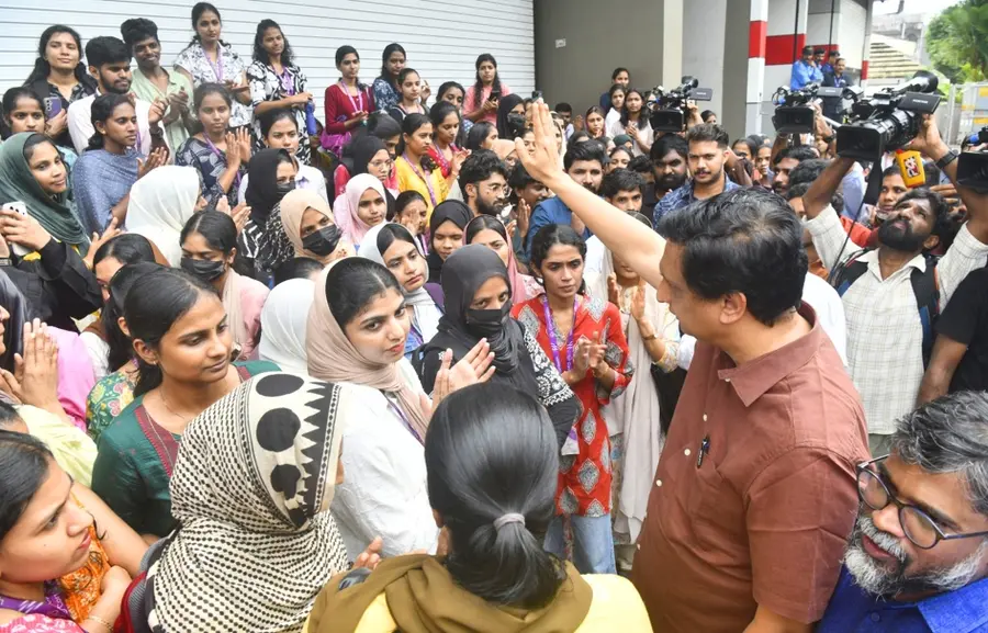 വെസ്റ്റ്ഹിൽ കോറോ ഹെൽത്തിൽ സമരം നടത്തുന്ന തൊഴിലാളികൾക്ക് ഐക്യദാർഢ്യവുമായി പി എ മുഹമ്മദ് റിയാസ് എംഎൽഎ എത്തിയപ്പോൾ