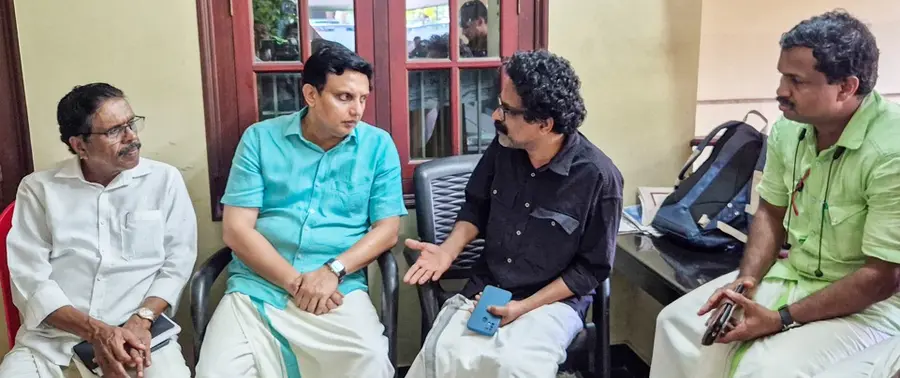 ദീപലേഖയുടെ വടകര മേപ്പയിലെ വിട് സന്ദർശിച്ച പി എ മുഹമ്മദ് റിയാസ് ഭർത്താവ് സുരേഷ് ബാബു ശ്രീസ്ഥയുമായി സംസാരിക്കുന്നു