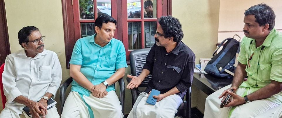 ദീപലേഖയുടെ വടകര മേപ്പയിലെ വിട് സന്ദർശിച്ച പി എ മുഹമ്മദ് റിയാസ് ഭർത്താവ് സുരേഷ് ബാബു ശ്രീസ്ഥയുമായി സംസാരിക്കുന്നു