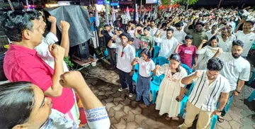ഡിവൈഎഫ്ഐ കോഴിക്കോട് ടൗൺ ബ്ലോക്ക് കമ്മിറ്റി കോവൂരിൽ സംഘടിപ്പിച്ച യങ് ഇന്ത്യ ക്യാമ്പയിനിൽ പി എ മുഹമ്മദ് റിയാസ് എംഎൽഎയുടെ നേതൃത്വത്തിൽ പ്രവർത്തകർ പ്രതിജ്ഞയെടുക്കുന്നു.