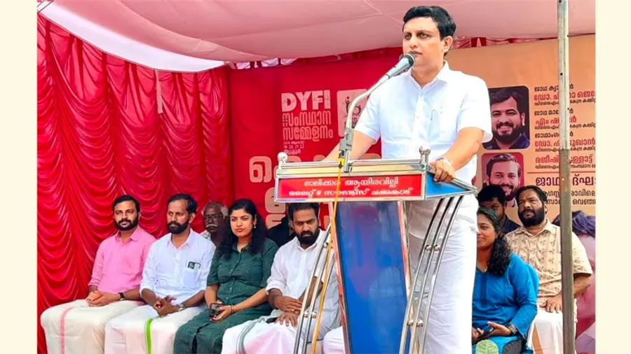 ഡിവൈഎഫ്ഐ സംസ്ഥാന സമ്മേളനത്തിന്റെ കൊടിമരജാഥ പ്രയാണം സിപിഐ എം സംസ്ഥാന സെക്രട്ടറിയറ്റ്
അംഗം പി എ മുഹമ്മദ് റിയാസ് ഉദ്ഘാടനം ചെയ്യുന്നു