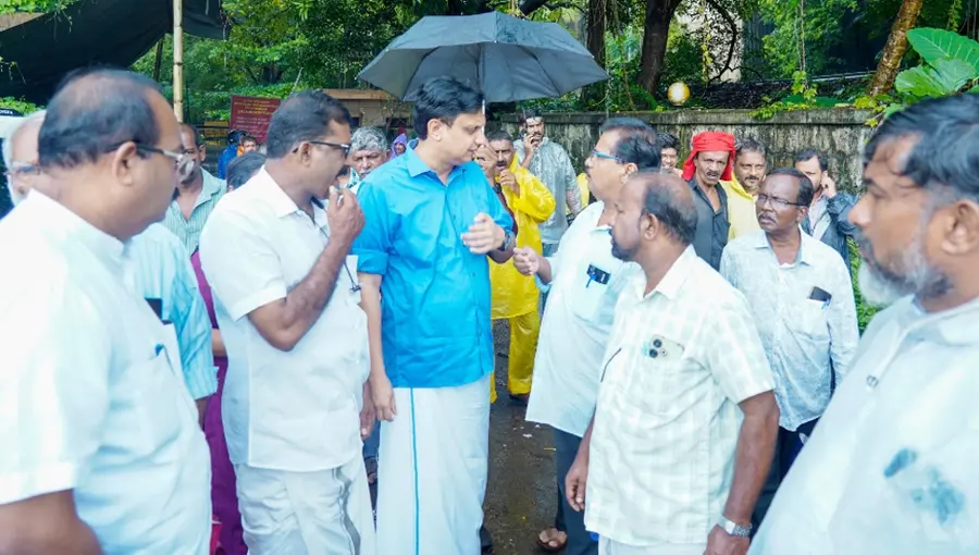 ചെറുവണ്ണൂർ സ്റ്റീൽ കോംപ്ലക്സിനു മുമ്പിൽ തൊഴിലാളി പ്രതിനിധികളുമായി മന്ത്രി  പി എ മുഹമ്മദ് റിയാസ് സംസാരിക്കുന്നു