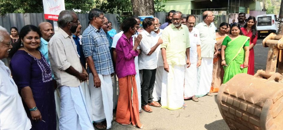 വാരനാട്‌ ഭാഗത്ത്‌ ഒമ്പത്‌ കോടി രൂപ ചെലവിൽ റോഡുകളുടെ പുനർനിർമാണം മന്ത്രി പി പ്രസാദ്‌ ഉദ്‌ഘാടനംചെയ്യുന്നു