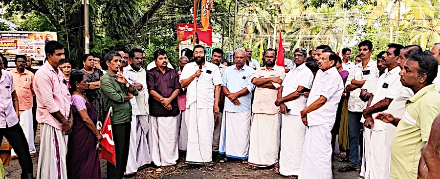 ചേർത്തലയിൽ എൽഡിഎഫ് സർക്കാർ ഭരണാനുമതി നൽകിയ കോടികളുടെ പദ്ധതി അട്ടിമറിച്ച യുഡിഎഫ് സർക്കാർ നടപടിക്കെതിരെ സംഘടിപ്പിച്ച പ്രതിഷേധം സിപിഐ എം സംസ്ഥാന കമ്മിറ്റിയംഗം കെ പ്രസാദ് ഉദ്ഘാടനംചെയ്യുന്നു