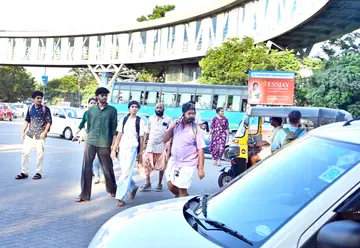 റോഡ് മുറിച്ച് കടക്കാൻ ആകാശപാത ഉപയോഗിക്കാതെ വാഹനങ്ങൾക്കിടയിലൂടെ അപകടകരമായി പോകുന്നവർ