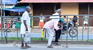 സുരക്ഷിത നഗരം പദ്ധതിയുടെ ഭാഗമായി സ്ഥാപിച്ച ബാരിക്കേഡുകൾ തകർന്ന്‌ കിടക്കുന്നതിനിടയിലൂടെ റോഡ്‌ മുറിച്ച്‌  കടക്കുന്നവർ