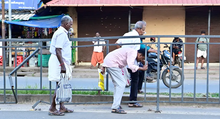 സുരക്ഷിത നഗരം പദ്ധതിയുടെ ഭാഗമായി സ്ഥാപിച്ച ബാരിക്കേഡുകൾ തകർന്ന്‌ കിടക്കുന്നതിനിടയിലൂടെ റോഡ്‌ മുറിച്ച്‌  കടക്കുന്നവർ