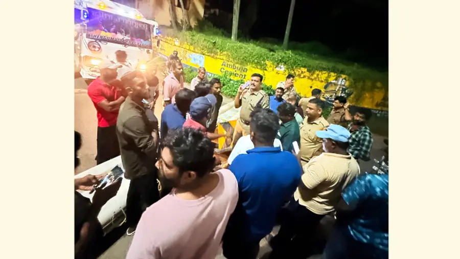 പുറംകടലിൽ വലിയ ബോട്ടുകൾ മത്സ്യബന്ധനം നടത്തുന്നതിനെതിരെ വെറ്റക്കടയിൽ പരമ്പരാഗത മത്സ്യത്തൊഴിലാളികൾ റോഡ് ഉപരോധിച്ചപ്പോൾ