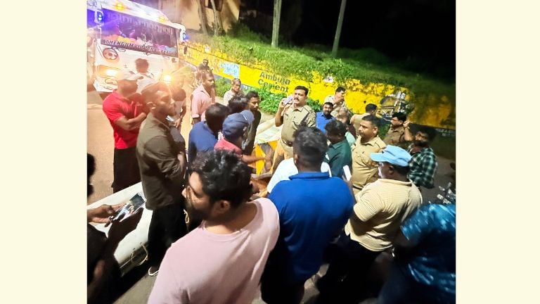 പുറംകടലിൽ വലിയ ബോട്ടുകൾ മത്സ്യബന്ധനം നടത്തുന്നതിനെതിരെ  വെറ്റക്കടയിൽ പരമ്പരാഗത മത്സ്യത്തൊഴിലാളികൾ റോഡ് ഉപരോധിച്ചപ്പോൾ​
