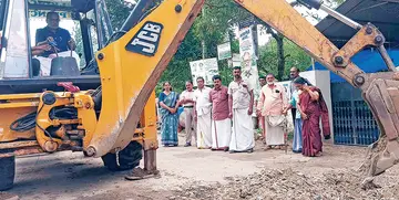 ചേർത്തല ഗവ. ഗേൾസ് സ്കൂൾ കവല മുതൽ മരുത്തോർവട്ടംവരെയുള്ള
റോഡ് പുനർനിർമാണം പി പ്രസാദ് എംഎൽഎ ഉദ്ഘാടനംചെയ്യുന്നു