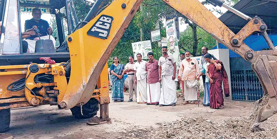 ചേർത്തല ഗവ. ഗേൾസ് സ്‌കൂൾ കവല മുതൽ മരുത്തോർവട്ടംവരെയുള്ള  റോഡ്‌ പുനർനിർമാണം പി പ്രസാദ്‌ എംഎൽഎ ഉദ്‌ഘാടനംചെയ്യുന്നു