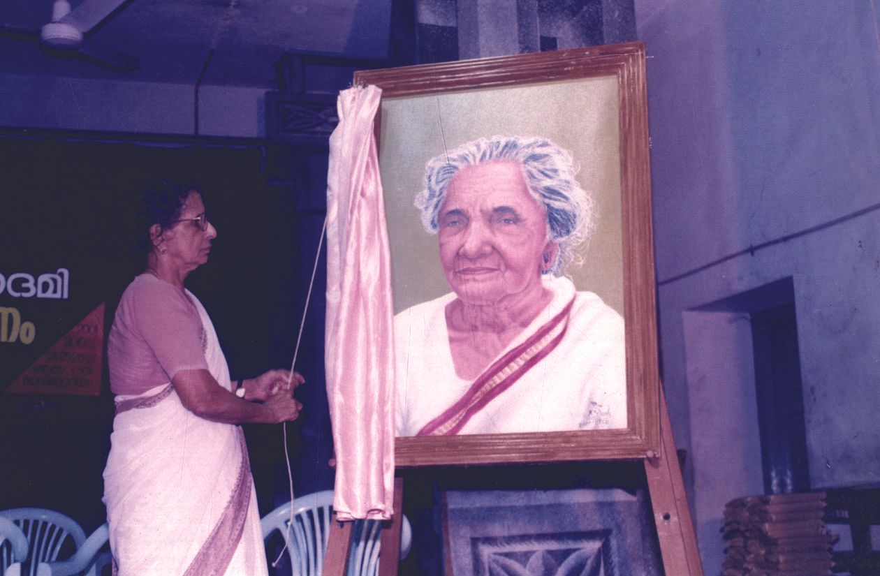 ലീലാവതി ടീച്ചർ കേരള സാഹിത്യ അക്കാദമിയിൽ കടത്തനാട്ട്‌ മാധവിയമ്മയുടെ ചിത്രം അനാച്ഛാദനം ചെയ്യുന്നു