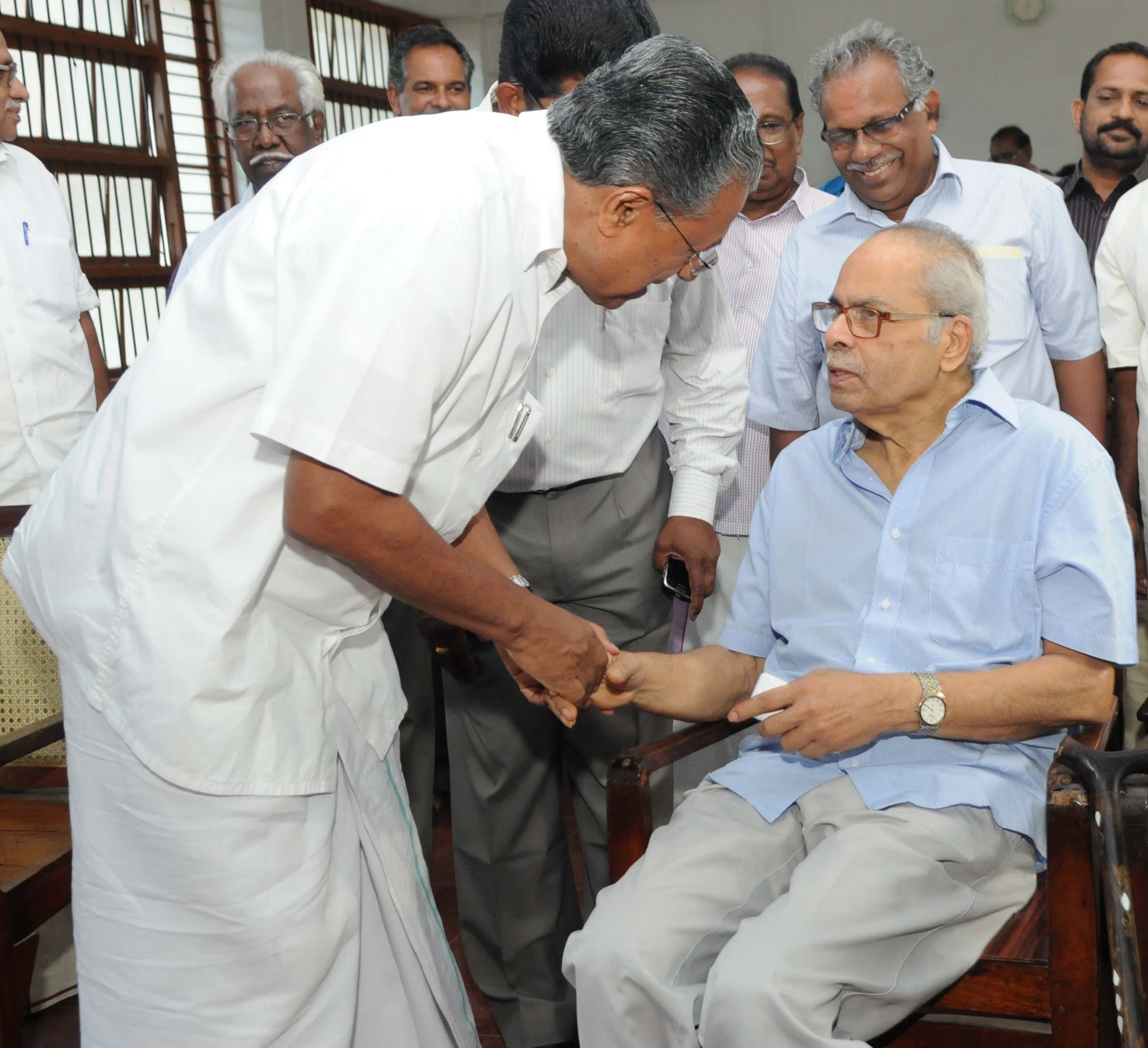 മുഖ്യമന്ത്രി പിണറായി വിജയൻ കെ എൻ പണിക്കരെ സന്ദർശിച്ചപ്പോൾ