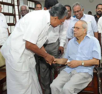 മുഖ്യമന്ത്രി പിണറായി വിജയൻ കെ എൻ പണിക്കരെ സന്ദർശിച്ചപ്പോൾ