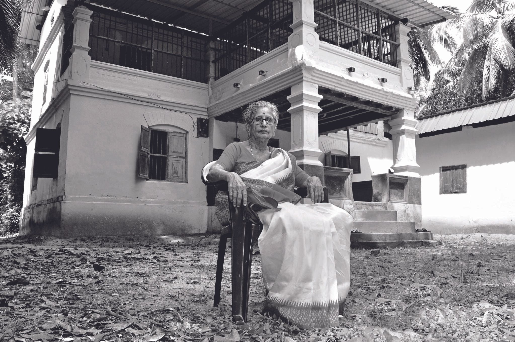 എം ലീലാവതി തറവാടിന്റെ മുറ്റത്ത്‌  ഫോട്ടോ: കെ ആർ വിനയൻ 