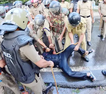 എസ്എഫ്ഐ ജില്ലാ പ്രസിഡന്റ് മുഹമ്മദ് ഷാദുലിയെ പൊലീസ് വലിച്ചിഴയ‍്ക്കുന്നു