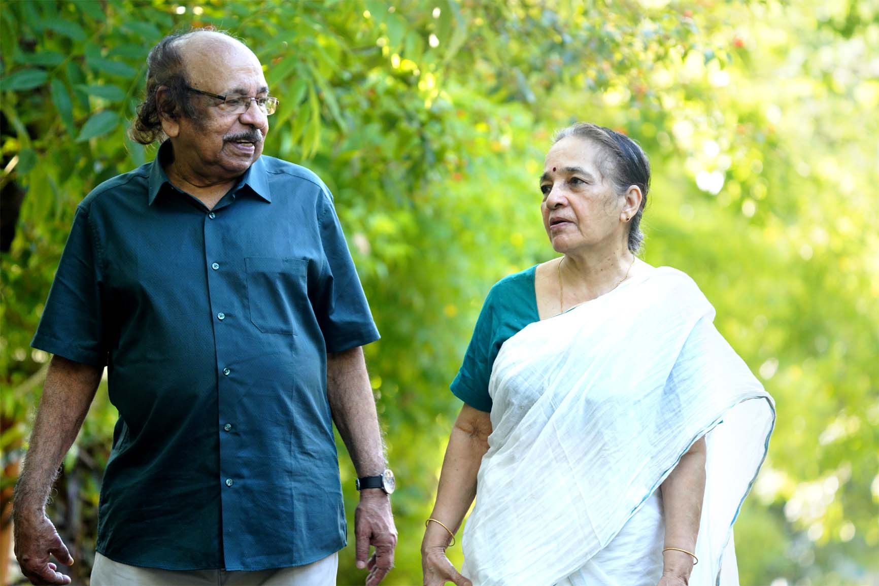 സച്ചിദാനന്ദൻ ഭാര്യ ബിന്ദുവിനൊപ്പം                                ഫോട്ടോ: വിജേഷ്‌ വള്ളിക്കുന്ന്‌