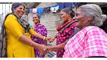 കുടപ്പനക്കുന്ന് വാർഡിലെ എൽഡിഎഫ് സ്ഥാനാർഥി കെ സബിത ഹാർവിപുരത്ത് വോട്ട് അഭ്യർഥിക്കുന്നു 