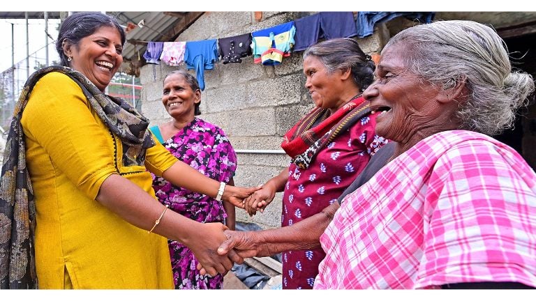 കുടപ്പനക്കുന്ന് വാർഡിലെ എൽഡിഎഫ് സ്ഥാനാർഥി കെ സബിത ഹാർവിപുരത്ത് വോട്ട് അഭ്യർഥിക്കുന്നു 