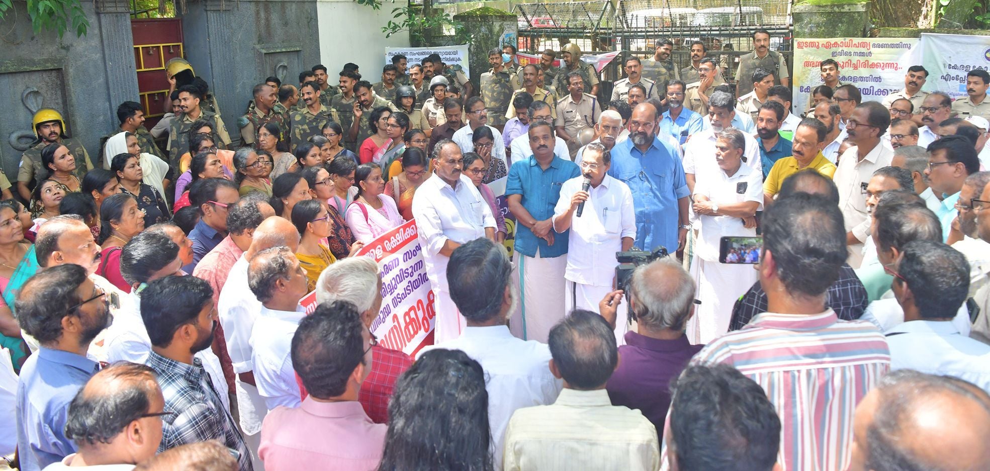 സഹകരണ ജനാധിപത്യ സംരക്ഷണ വേദി സഹകരണ ജോയിന്റ് രജിസ്ട്രാർ ഓഫീസിലേക്ക് സംഘടിപ്പിച്ച മാർച്ച്  കേരള ബാങ്ക് ചെയർമാൻ പി മോഹനൻ ഉദ്‌ഘാടനം ചെയ്യുന്നു