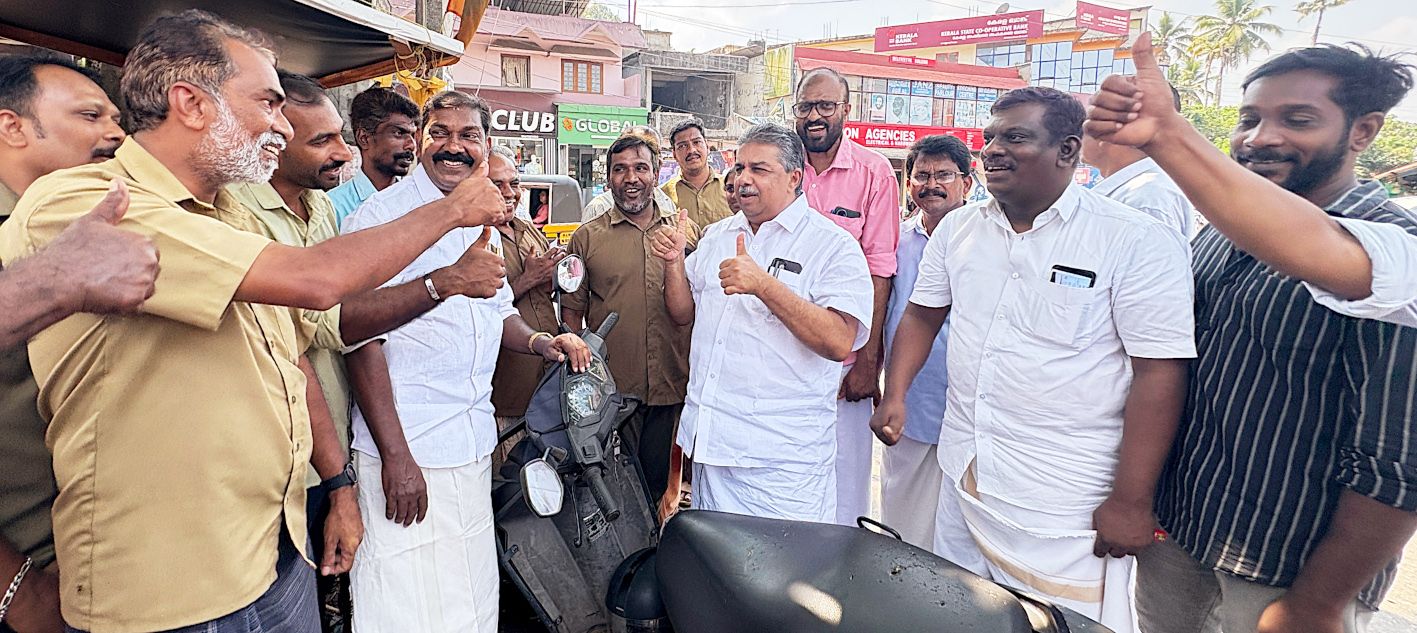 ചെങ്ങന്നൂർ മണ്ഡലം എൽഡിഎഫ് സ്ഥാനാർഥി സജി ചെറിയാൻ കൊല്ലകടവ് ജംഗ്ഷനിലെ ഓട്ടോറിക്ഷ തൊഴിലാളികളോട് വോട്ട് അഭ്യർത്ഥിക്കുന്നു 