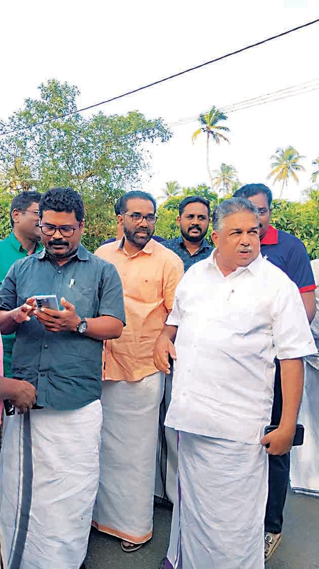 സജി ചെറിയൻ എംഎൽഎ തോട്ടപ്പള്ളി സ്‍പിൽവേ സന്ദർശിക്കുന്നു