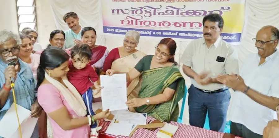 അതിഥിത്തൊഴിലാളിക്ക് ജില്ലാ പഞ്ചായത്ത് പ്രസിഡന്റ് കെ ബിനുമോള് സർട്ടിഫിക്കറ്റ് നൽകുന്നു