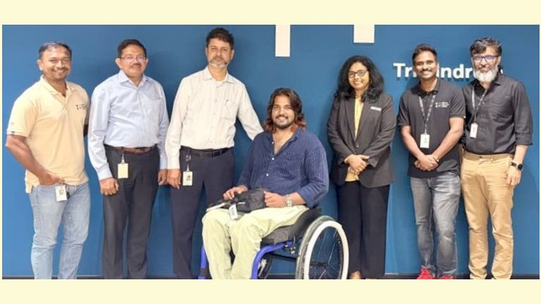 ദേശീയ പാരാ ഷൂട്ടിങ്‌ താരം അഖിൽ സാമിന് യുഎസ്ടി കന്പനി  അൾട്രാ-ലൈറ്റ് വീൽചെയർ സമ്മാനിച്ചപ്പോൾ 