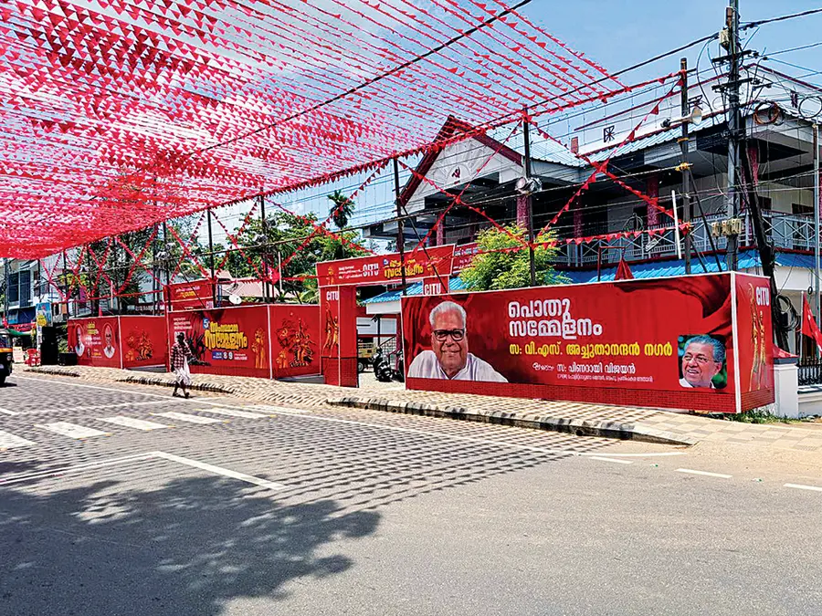 കള്ള് ചെത്ത് വ്യവസായ തൊഴിലാളി ഫെഡറേഷൻ (സിഐടിയു) സമ്മേളനം നടക്കുന്ന വേദിയും പരിസരവും അലങ്കരിച്ചപ്പോൾ