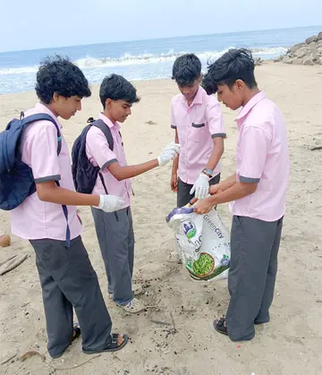 കടൽ തീരത്തെ പ്ലാസ്റ്റിക് മാലിന്യങ്ങൾ വിദ്യാർഥികൾ നീക്കം ചെയ്യുന്നു
