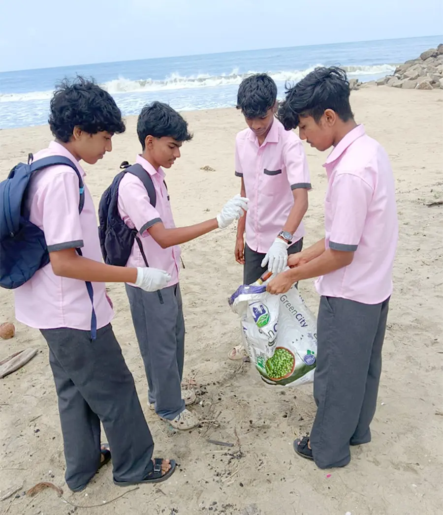 കടൽ തീരത്തെ പ്ലാസ്റ്റിക് മാലിന്യങ്ങൾ വിദ്യാർഥികൾ നീക്കം ചെയ്യുന്നു