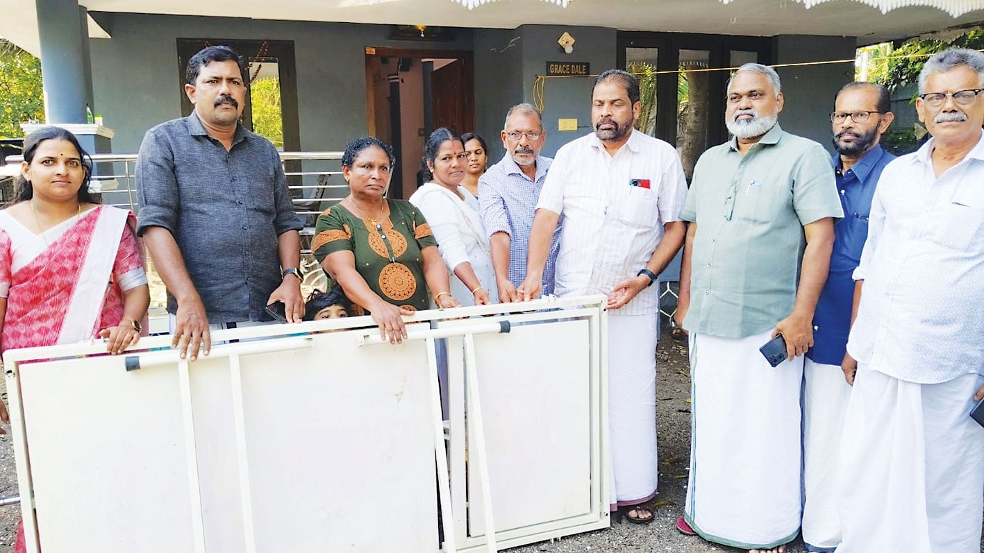 തൃച്ചാറ്റുകുളം ഇല്ലിപ്പറമ്പിൽ ജോഷി ഫെർണാണ്ടസ്‌ ഉപയോഗിച്ച ഉപകരണങ്ങൾ ഭാര്യ ഗ്രേസിയിൽനിന്ന്‌  സിപിഐ എം ഏരിയ സെക്രട്ടറി ബി വിനോദ്‌ ഏറ്റുവാങ്ങുന്നു
