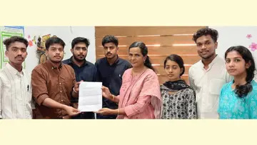 എസ്എംഎ ബാധിതര്ക്ക് ഗുണനിലവാരം ഉറപ്പാക്കാത്ത മരുന്ന് നല്കാനുള്ള തീരുമാനം പിന്വലിക്കണമെന്ന് ആവശ്യപ്പെട്ട് സംസ്ഥാന ബാലാവകാശ കമീഷൻ ആക്ടിങ് ചെയർപേഴ്സൺ സിസിലി ജോസഫിന് ബാലസംഘം പ്രവര്ത്തകര് പരാതി നല്കുന്നു