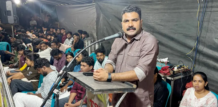 നീറ്റ്, സിബിഎസ്ഇ പരീക്ഷ ക്രമക്കേടുകൾക്കെതിരെ എസ്എഫ്ഐ നേതൃത്വത്തിൽ ആരംഭിച്ച രാപകൽ ധർണ സംസ്ഥാനസെക്രട്ടറി പി എസ് സഞ്ജീവ് ഉദ്ഘാടനം ചെയ്യുന്നു
