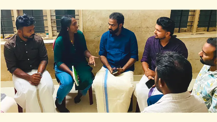 ജോണിന്റെ മകൾ ജിജിയോട് ഡിവെെഎഫഎഐ സംസ്ഥാന സെക്രട്ടറി വി കെ സനോജ് വിവരങ്ങൾ ചോദിച്ചറിയുന്നു