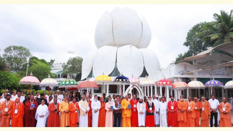 ശാന്തിഗിരി ആശ്രമത്തിൽ നടന്ന മതാന്തരസംവാദത്തിൽ പങ്കെടുക്കാൻ എത്തിയ വിവിധ മതമേലധ്യക്ഷൻമാർ ആശ്രമത്തിലെ താമര പർണശാലയ്‌ക്കു മുന്നിൽ