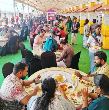 സരസ്മേളയുടെ ഭാഗമായി ഒരുക്കിയ ഫുഡ് കോർട്ടിലെ തിരക്ക്