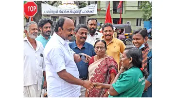 കണ്ണമ്മൂല വാർഡ് എൽഡിഎഫ് സ്ഥാനാർഥി അഡ്വ. ആർ സതീഷ്‌കുമാർ  വോട്ട് അഭ്യർഥിക്കുന്നു