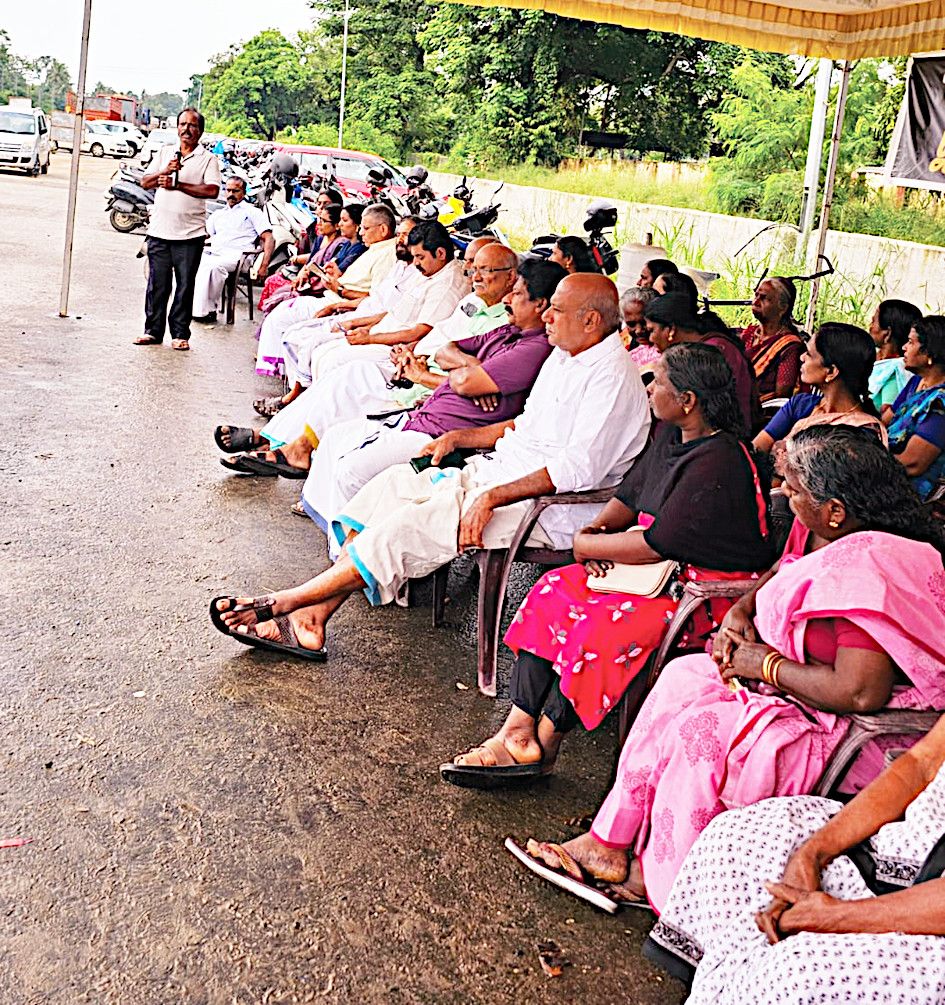 ചേർത്തല റെയിൽവേസ്‌റ്റേഷന്‌ മുന്നിൽ ജനകീയ സത്യഗ്രഹം മൂന്നാംദിവസം ആക്ഷൻ കൗൺസിൽ ചെയർമാൻ ഷിമ്മി ജോർജ് ഉദ്ഘാടനംചെയ്യുന്നു