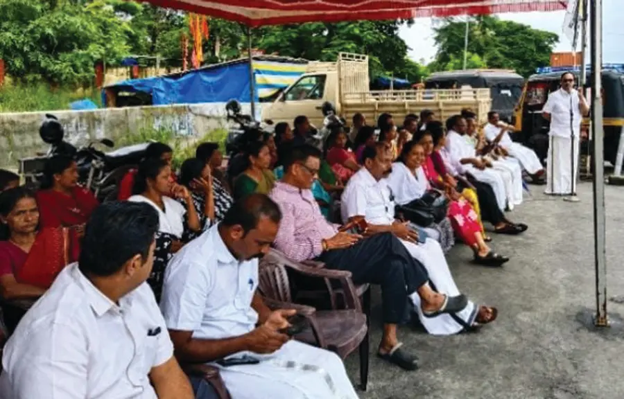 ചേർത്തല റെയിൽവേസ്റ്റേഷന് മുന്നിൽ ഉയരപ്പാതയും റാന്പും ആവശ്യപ്പെട്ട് വ്യാഴാഴ്ചത്തെ സത്യഗ്രഹം മർച്ചന്റ് അസോസിയേഷൻ പ്രസിഡന്റ് കെ വി സാബുലാൽ ഉദ്ഘാടനംചെയ്യുന്നു