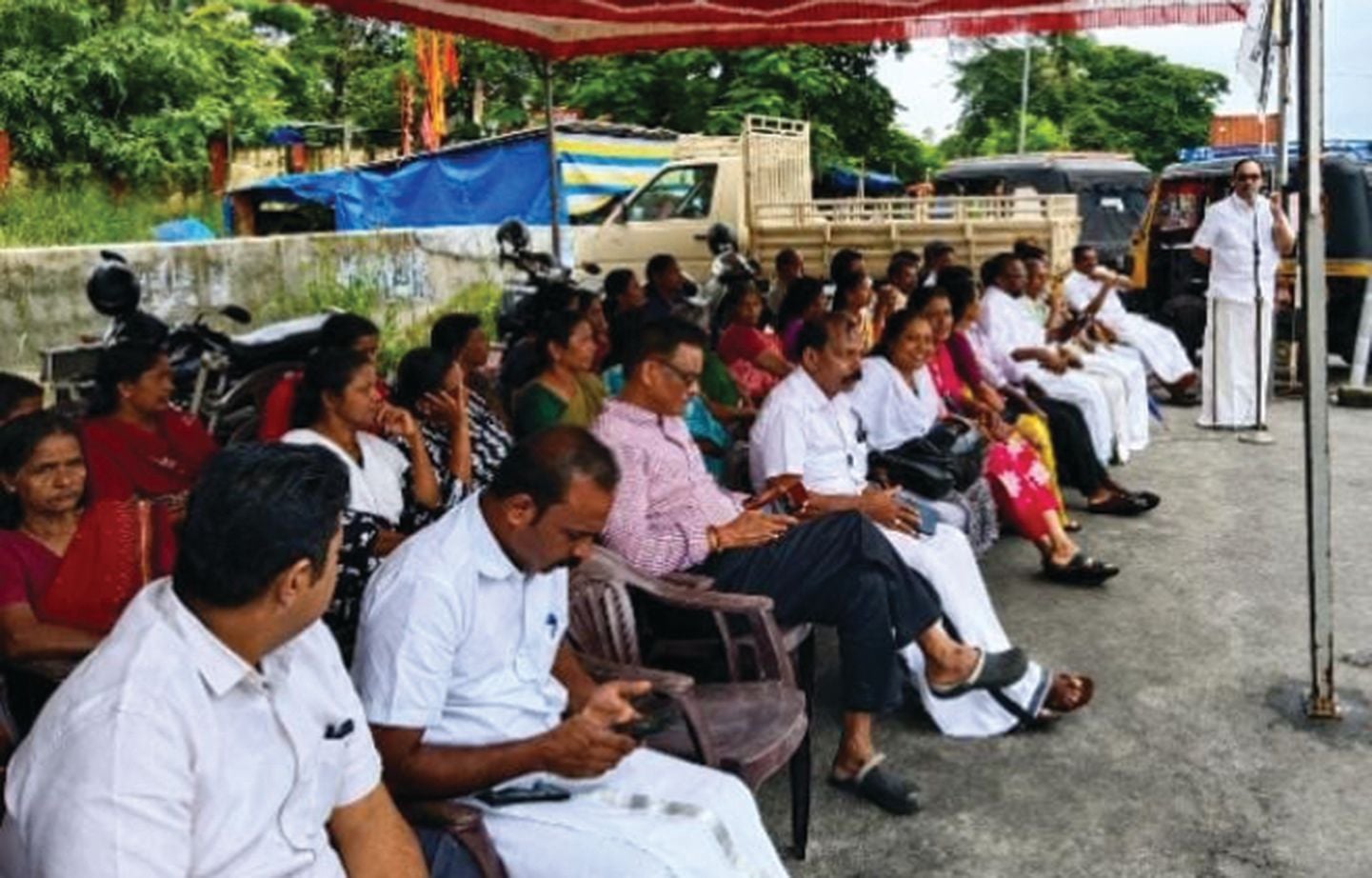 ചേർത്തല റെയിൽവേസ്‌റ്റേഷന്‌ മുന്നിൽ ഉയരപ്പാതയും റാന്പും ആവശ്യപ്പെട്ട്‌ വ്യാഴാഴ്‌ചത്തെ സത്യഗ്രഹം മർച്ചന്റ്‌  അസോസിയേഷൻ പ്രസിഡന്റ്‌ കെ വി സാബുലാൽ ഉദ്‌ഘാടനംചെയ്യുന്നു