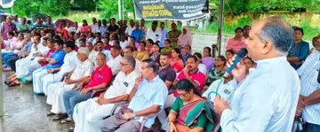 ചേർത്തല റെയിൽവേസ്‌റ്റേഷന്‌ സമീപം വെള്ളിയാഴ്‌ചത്തെ ജനകീയ സത്യഗ്രഹത്തോടനുബന്ധിച്ച്‌ വൈകിട്ട്‌ സംഘടിപ്പിച്ച പൊതുസമ്മേളനം മുട്ടം പള്ളി വികാരി ജോഷി വേഴപ്പറമ്പിൽ ഉദ്‌ഘാടനംചെയ്യുന്നു