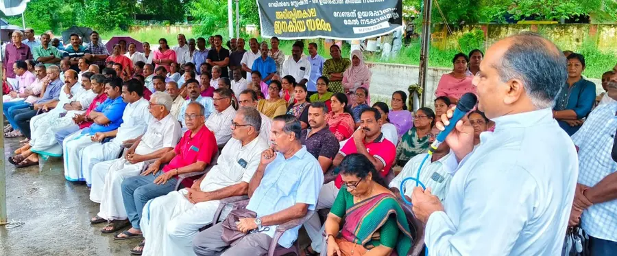 ചേർത്തല റെയിൽവേസ്റ്റേഷന് സമീപം വെള്ളിയാഴ്ചത്തെ ജനകീയ സത്യഗ്രഹത്തോടനുബന്ധിച്ച് വൈകിട്ട് സംഘടിപ്പിച്ച പൊതുസമ്മേളനം മുട്ടം പള്ളി വികാരി ജോഷി വേഴപ്പറമ്പിൽ ഉദ്ഘാടനംചെയ്യുന്നു