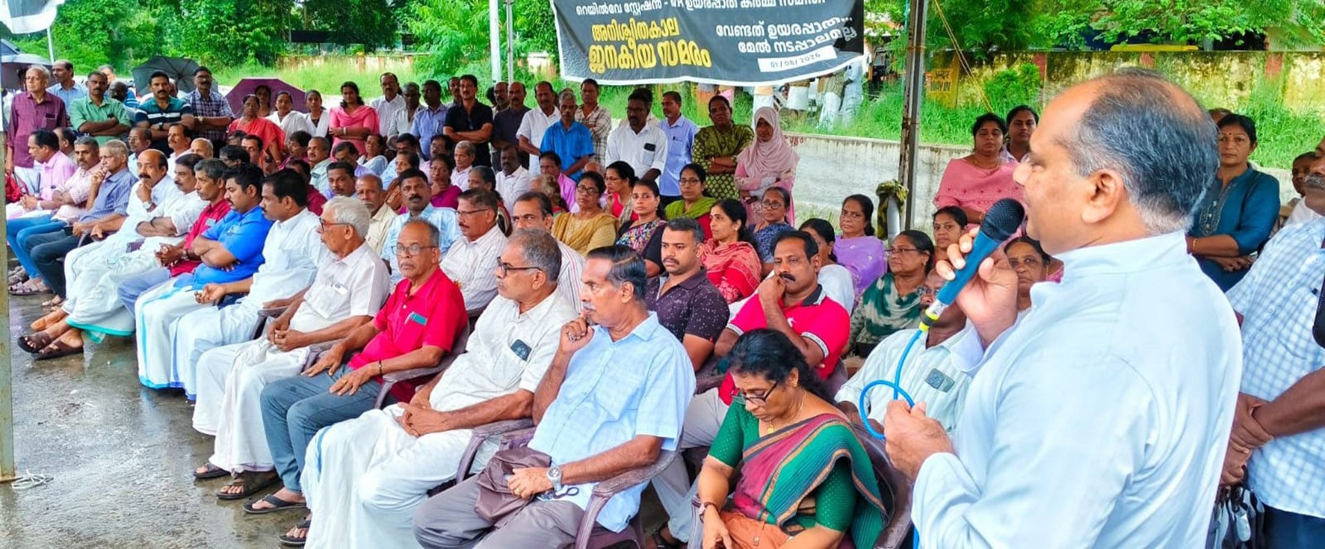 ചേർത്തല റെയിൽവേസ്‌റ്റേഷന്‌ സമീപം വെള്ളിയാഴ്‌ചത്തെ ജനകീയ സത്യഗ്രഹത്തോടനുബന്ധിച്ച്‌ വൈകിട്ട്‌ സംഘടിപ്പിച്ച പൊതുസമ്മേളനം മുട്ടം പള്ളി വികാരി ജോഷി വേഴപ്പറമ്പിൽ ഉദ്‌ഘാടനംചെയ്യുന്നു